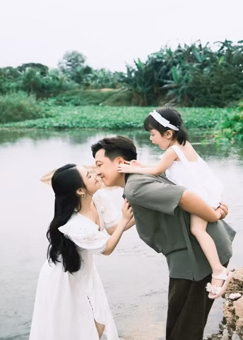 Đời thường hạnh phúc của Nhã Phương bên chồng con Doi thuong hanh phuc cua Nha Phuong ben chong con