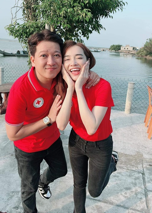 Nhã Phương cũng chăm sóc, quan tâm đến chồng không kém. Cô thường xuyên đến trường quay thăm Trường Giang.