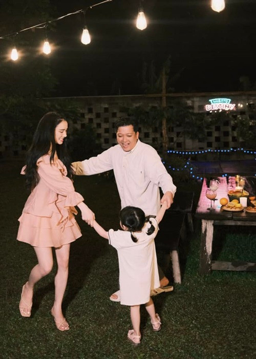 Hình ảnh Nhã Phương vui đùa cùng chồng con tại biệt thự nhà vườn.