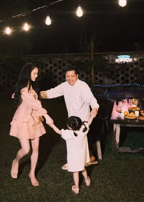 Hình ảnh Nhã Phương vui đùa cùng chồng con tại biệt thự nhà vườn.