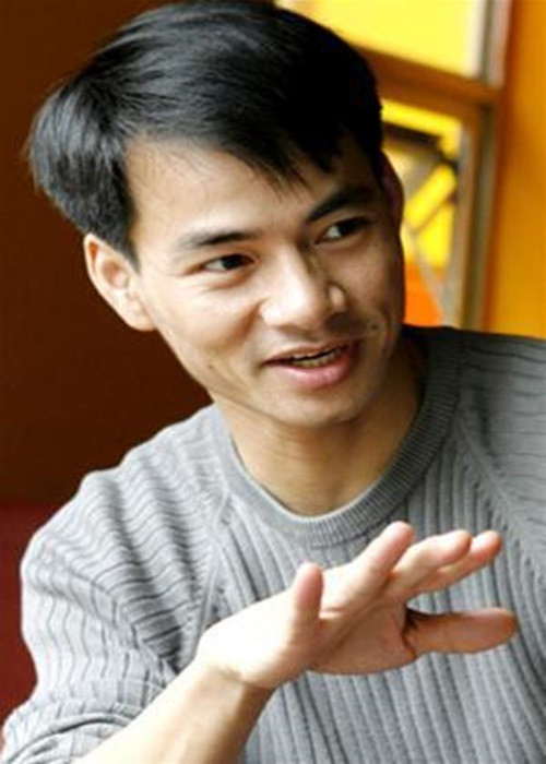 "Lo là bởi nếu lỡ con có mang theo bạn về thì cơm đâu mà nấu cho bạn ăn. Thời đó khó khăn lắm, nuôi con lợn con gà đều có kế hoạch cả. Nuôi con lợn này để vào việc này, nuôi đàn gà kia thì cho vào việc kia, tính toán làm sao để đóng học cho con. Tôi nhớ, có lần đưa tiền cho Bắc đóng học rồi, có vài lần Bắc cầm đi rồi lại quay lại đưa cho bố mẹ một ít. Bắc bảo con thương bố mẹ quá con để lại cho bố mẹ một ít", Vietnamnet dẫn lời của bố nghệ sĩ Xuân Bắc. Ảnh: FBNV