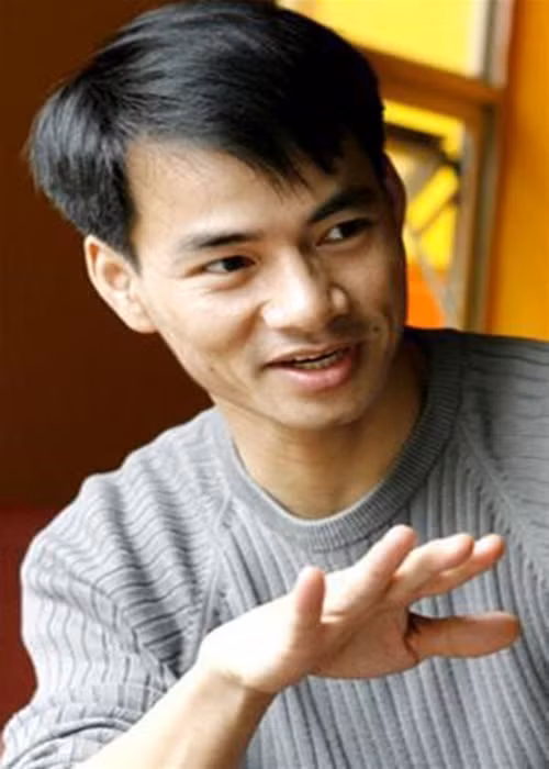 "Lo là bởi nếu lỡ con có mang theo bạn về thì cơm đâu mà nấu cho bạn ăn. Thời đó khó khăn lắm, nuôi con lợn con gà đều có kế hoạch cả. Nuôi con lợn này để vào việc này, nuôi đàn gà kia thì cho vào việc kia, tính toán làm sao để đóng học cho con. Tôi nhớ, có lần đưa tiền cho Bắc đóng học rồi, có vài lần Bắc cầm đi rồi lại quay lại đưa cho bố mẹ một ít. Bắc bảo con thương bố mẹ quá con để lại cho bố mẹ một ít", Vietnamnet dẫn lời của bố nghệ sĩ Xuân Bắc. Ảnh: FBNV