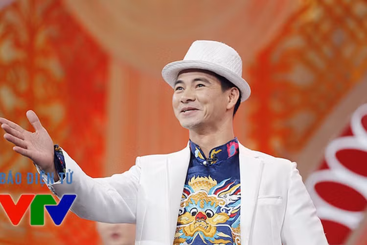 Năm 2000, Xuân Bắc tham gia chương trình Gặp nhau cuối tuần và trở thành cây hài đình đám. Sau đó anh gây ấn tượng với vai Nam Tào trong Táo Quân. Ảnh: VTV