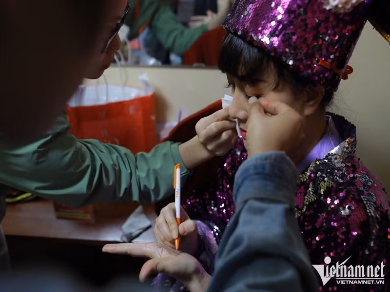 Van Dung chep thoai ra tay o hau truong ghi hinh Tao Quan 2023