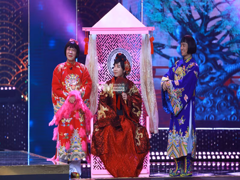 Công Lý ngồi trên kiệu trên sân khấu Táo Quân năm nay. Ảnh: VTV