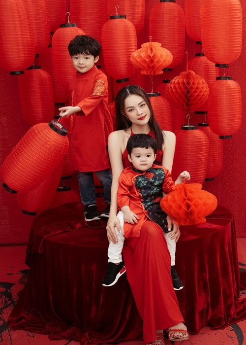Dương Cẩm Lynh gác lại chuyện nợ nần để đón năm mới vui vẻ cùng các con. Ảnh: FBNV