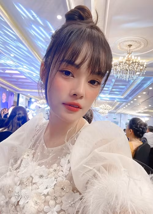 Giữa lùm xùm, Dương Cẩm Lynh bị giả mạo để kêu gọi từ thiện. Nữ diễn viên khẳng định, cô không cần quyên góp mà chỉ mong công việc thuận lợi để sớm giải quyết xong nợ nần. Ảnh: FBNV