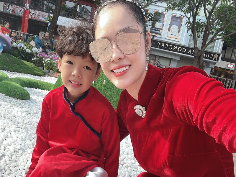 Dương Cẩm Lynh làm mẹ đơn thân vài năm trở lại đây. Ảnh: FBNV