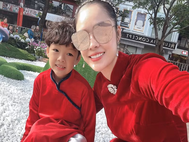 Dương Cẩm Lynh làm mẹ đơn thân vài năm trở lại đây. Ảnh: FBNV