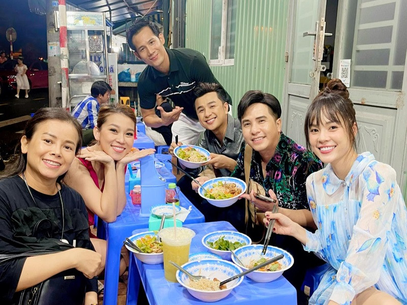 Dương Cẩm Lynh cho biết, giữa biến cố nợ nần, cô được nhiều đồng nghiệp giúp đỡ. Cô chia sẻ trên Yan: "Lynh rất trân trọng, mang ơn và rơi nước mắt khi anh Đại Nghĩa, Thanh Vân, Ngọc Lan… hỗ trợ lúc biến cố. Có giúp về mặt tài chính, không nhiều cũng chẳng ít nhưng rất quý những sự động viên. Lúc mình rơi xuống đáy thì vẫn có những cánh tay dang ra, họ làm mình nhẹ lòng đi rất nhiều. Còn những người quay lưng với Lynh thì không đếm hết được. Nhiều khi mình bị như vậy nên họ không muốn dây vào". Ảnh: FBNV