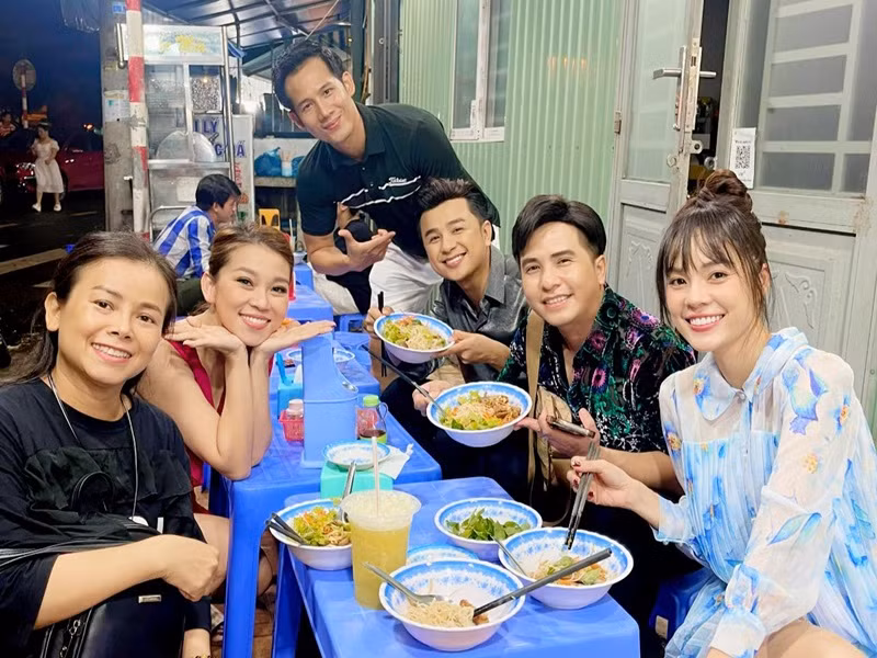 Dương Cẩm Lynh cho biết, giữa biến cố nợ nần, cô được nhiều đồng nghiệp giúp đỡ. Cô chia sẻ trên Yan: "Lynh rất trân trọng, mang ơn và rơi nước mắt khi anh Đại Nghĩa, Thanh Vân, Ngọc Lan… hỗ trợ lúc biến cố. Có giúp về mặt tài chính, không nhiều cũng chẳng ít nhưng rất quý những sự động viên. Lúc mình rơi xuống đáy thì vẫn có những cánh tay dang ra, họ làm mình nhẹ lòng đi rất nhiều. Còn những người quay lưng với Lynh thì không đếm hết được. Nhiều khi mình bị như vậy nên họ không muốn dây vào". Ảnh: FBNV