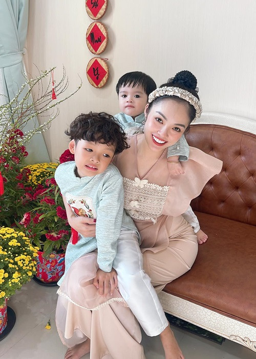 Nữ diễn viên khoe mặc áo dài cùng hai con trai dịp Tết Nguyên đán 2023. Ảnh: FBNV