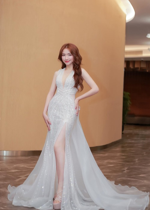 Bị đồn hẹn hò Isaac, Hòa Minzy phủ nhận: "Trời đất ơi, không có đâu mọi người, mọi người xem cho vui thôi, anh Isaac với bé Phương Nhi đẹp đôi hơn, Hòa có em bé rồi, già rồi".