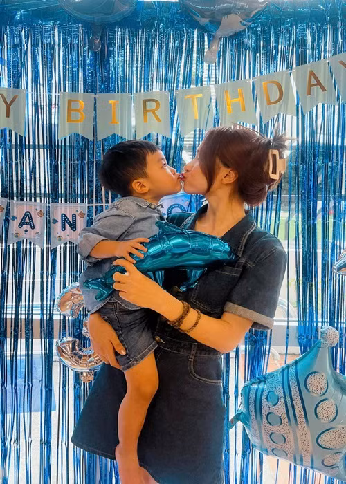 Hòa Minzy có phương pháp dạy con hiện đại, nghiêm khắc nhưng vẫn tâm lý nên bé Bo là đứa trẻ ngoan ngoãn và hiểu chuyện.