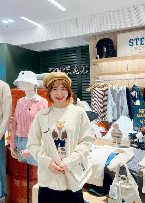 Tháng 8/2022, bị nghi sẵn sàng yêu hậu chia tay bố của con trai, Hòa Minzy phủ nhận: "Chưa nha mọi người. Đang yên lành hạnh phúc với Bo là đủ rồi ạ".