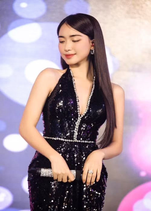 Cô ca hát, quay gameshow.