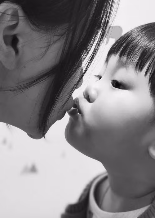 Con trai Hòa Minzy càng lớn càng đáng yêu.