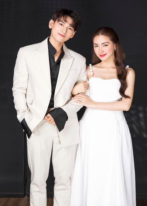 Tháng 12/2022, trong tập 3 Biển của hy vọng, Hòa Minzy gây xôn xao khi khẳng định chủ quyền với Isaac. "Isaac của em mà", cô nói. Ngoài ra, trong một tập khác, Isaac bất ngờ gọi Hòa Minzy là vợ. "Cẩn thận vợ ơi", nam ca sĩ nhắn nhủ đàn chị khi cả hai vào vai phục vụ trong một quán bar.