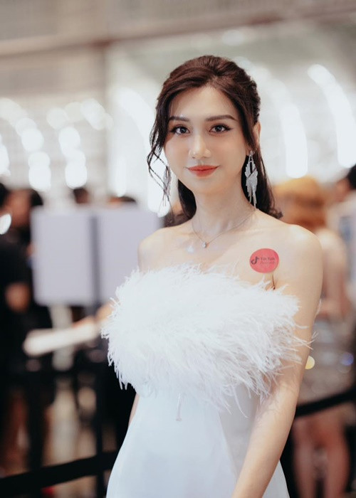 Sau 3 năm chuyển giới, gương mặt của nữ ca sĩ trông hài hòa hơn.