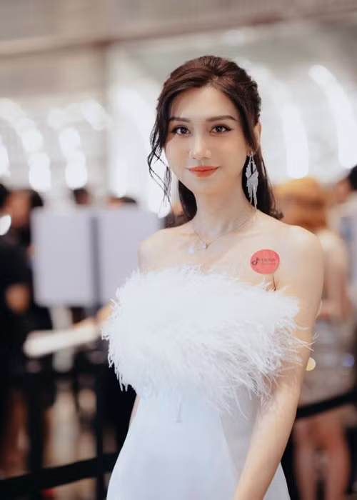 Sau 3 năm chuyển giới, gương mặt của nữ ca sĩ trông hài hòa hơn.