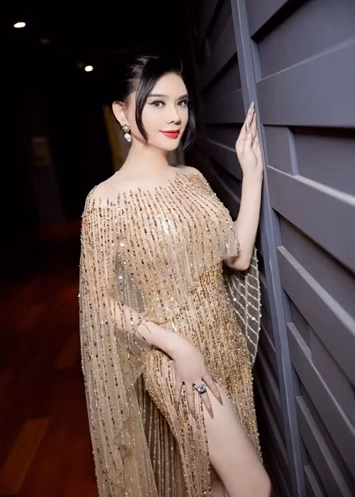 Nữ ca sĩ chuyển giới đang sở hữu số đo 3 vòng 85-60- 95cm.