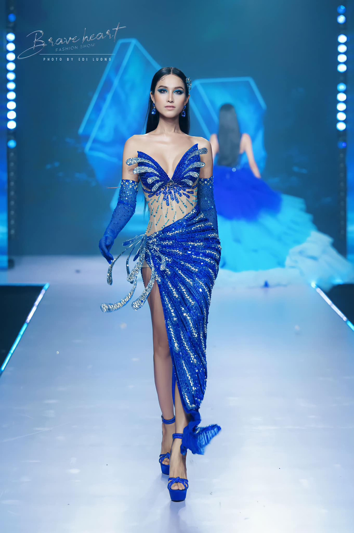 Nhan sắc của Bùi Đình Hoài Sa cũng ngày càng thăng hạng. Cô cao 1m72, có số ba vòng 87- 56 - 90cm.