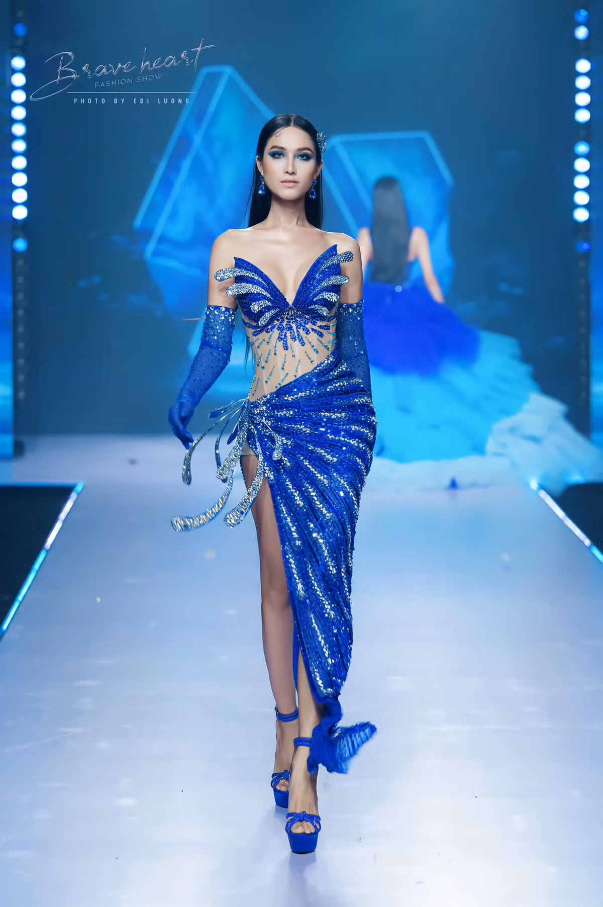 Nhan sắc của Bùi Đình Hoài Sa cũng ngày càng thăng hạng. Cô cao 1m72, có số ba vòng 87- 56 - 90cm.