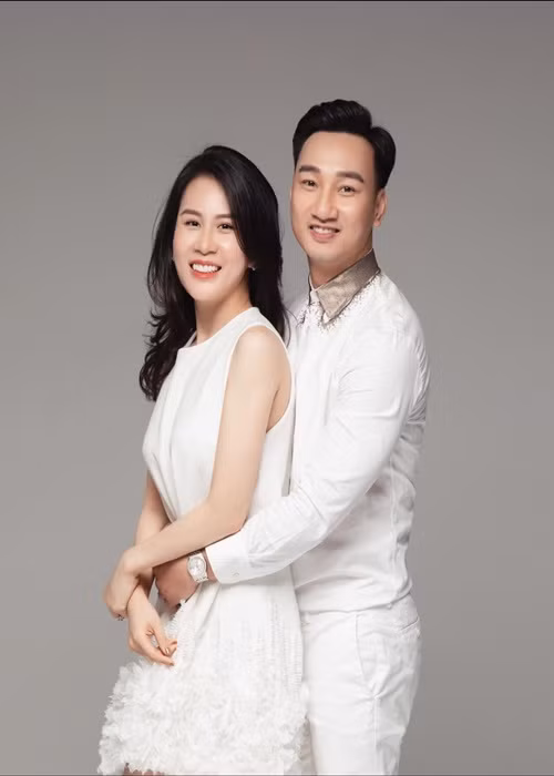 Thành Trung kết hôn với Ngọc Hương năm 2017 sau 4 năm hẹn hò. Bà xã của nam MC sinh năm 1991, từng là tiếp viên hàng không.