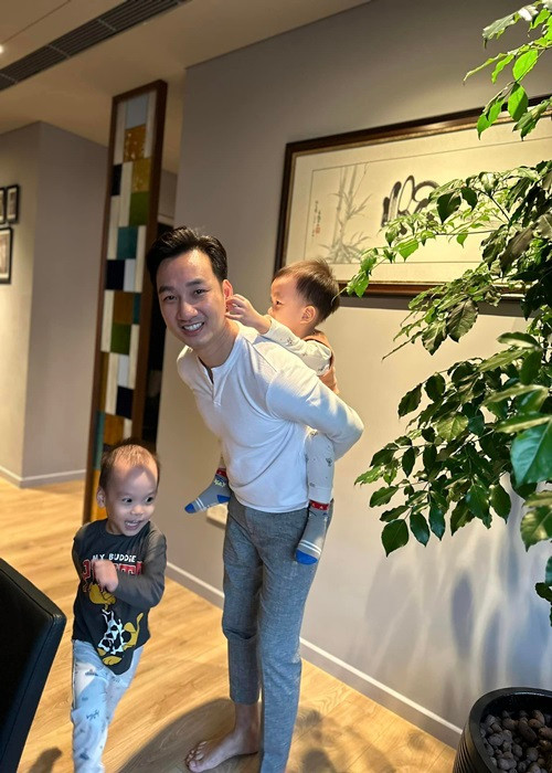 "Táo Y tế" Thành Trung ra dáng ông bố bỉm sữa.