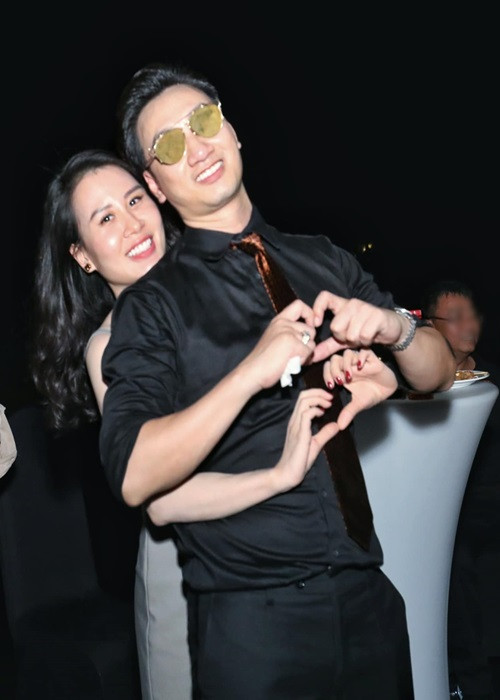 Vợ chồng nam MC luôn đồng lòng thương nhau nên dù có khó khăn, vất vả, cả hai vẫn luôn động viên nhau.