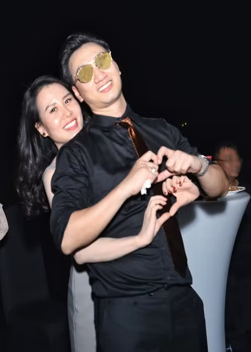 Vợ chồng nam MC luôn đồng lòng thương nhau nên dù có khó khăn, vất vả, cả hai vẫn luôn động viên nhau.