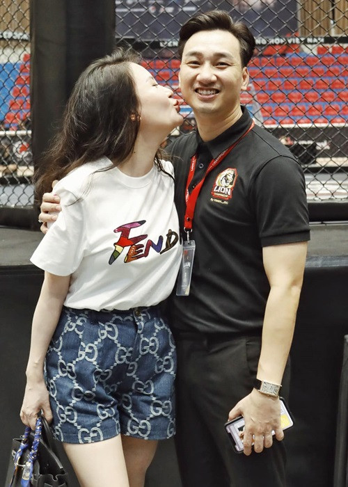 Hạnh phúc của Thành Trung còn là vợ không đòi hỏi mà rất chia sẻ. "Ngày trước khi yêu tôi hay tặng quà vợ. Còn bây giờ, có dịp lễ tết gì vợ cũng bảo thôi không phải mua gì đâu nhé. Phụ nữ Việt Nam là vậy, đã lấy chồng thì luôn nghĩ đến gia đình, nghĩ đến cái chung", nam MC bộc bạch trong cuộc phỏng vấn với VOV.