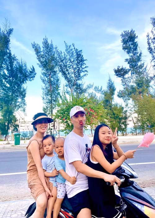 Thành Trung hạnh phúc bên vợ và các con trong một chuyến đi.
