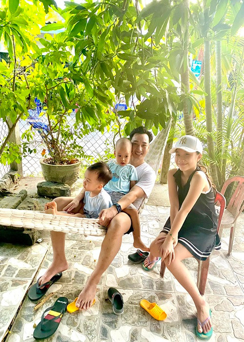 Con gái Thành Trung từng xin ứng trước tiền lì xì Tết để mua quà sinh nhật muộn dành cho hai em trai.