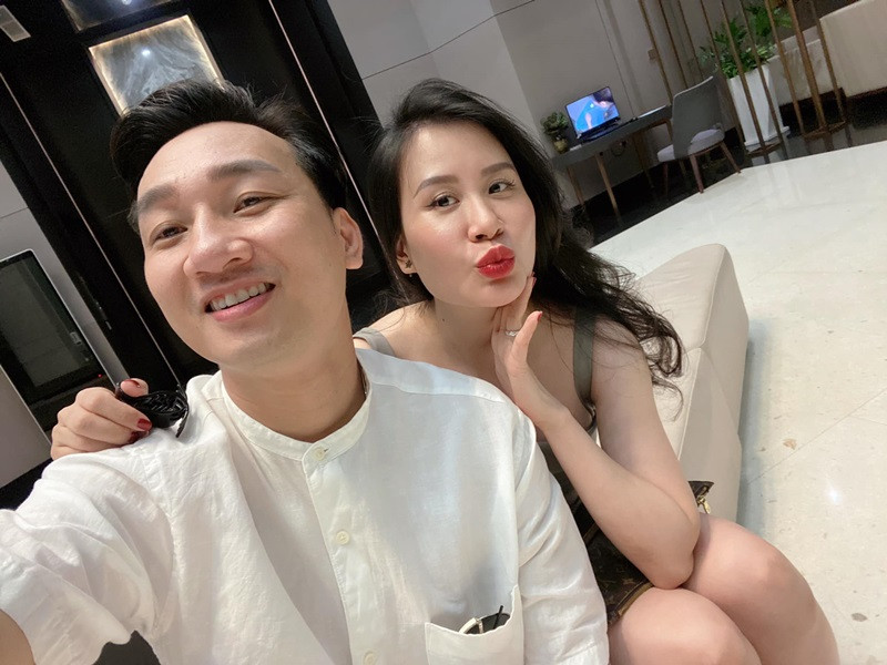 Nam nghệ sĩ tham gia Táo Quân 2023 từng tâm sự, tính cách anh vui vẻ, nhưng lại ít nói lời ngọt ngào với bà xã. Điều Thành Trung luôn cố gắng là mang đến cho Ngọc Hương cảm giác yên tâm, tin tưởng.