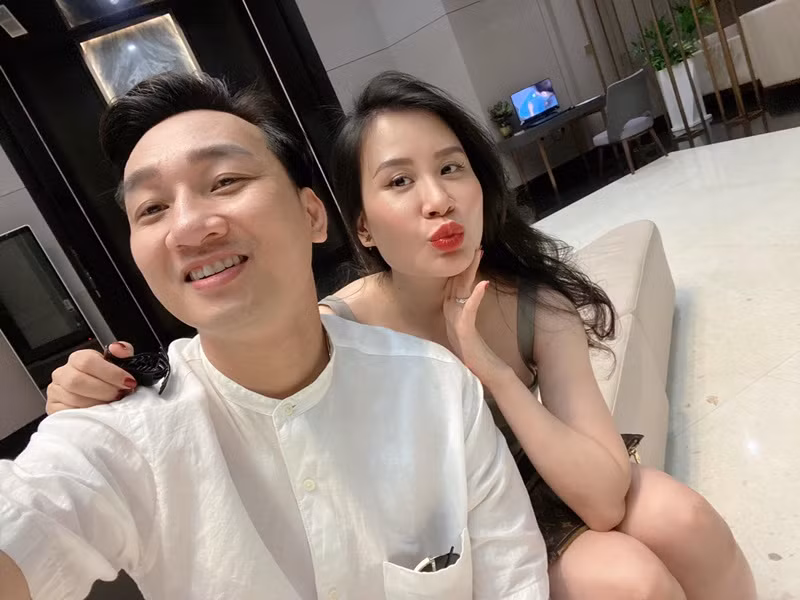 Nam nghệ sĩ tham gia Táo Quân 2023 từng tâm sự, tính cách anh vui vẻ, nhưng lại ít nói lời ngọt ngào với bà xã. Điều Thành Trung luôn cố gắng là mang đến cho Ngọc Hương cảm giác yên tâm, tin tưởng.