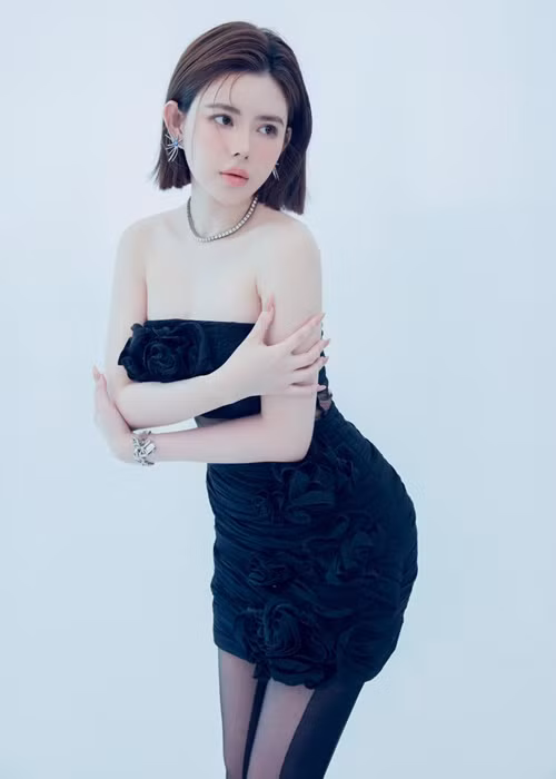 Học hết năm nhất đại học, Thủy Tiên quyết định tạm ngưng để xin đi làm bên viện thẩm mỹ dù bố ra sức ngăn cản. 3 năm sau ngày đi làm tại thẩm mỹ viện, con gái Hữu Tiến xin phép bố mở spa.