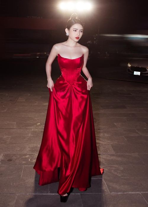 Thủy Tiên dành dụm được một khoản tiền rồi mua căn nhà cho bố.