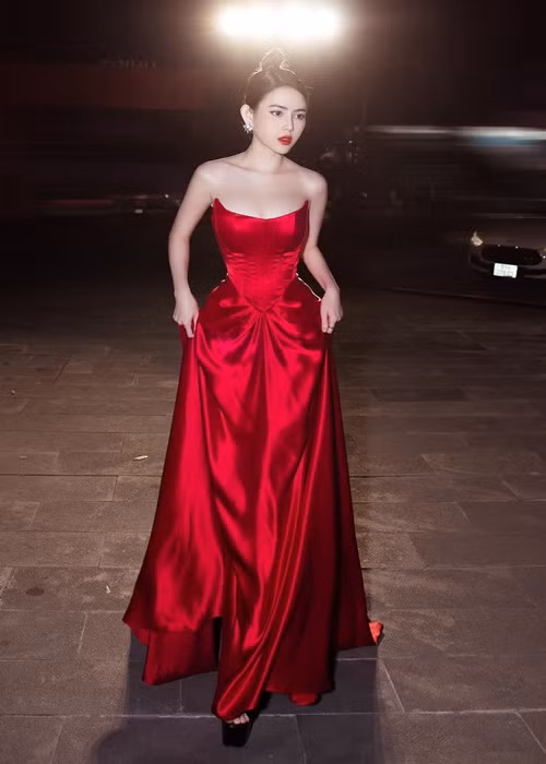 Thủy Tiên dành dụm được một khoản tiền rồi mua căn nhà cho bố.