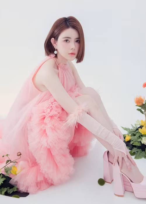 Thủy Tiên sở hữu gương mặt xinh đẹp. Cô cao 1m63, có số đo ba vòng 82-57-92cm.