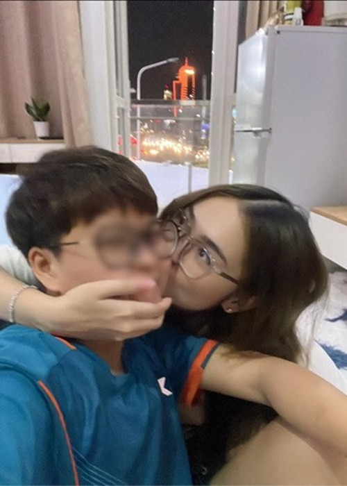 Không chia sẻ về gia đình nhưng Thiện Nhân thoải mái đăng tải hình ảnh bên người yêu đồng giới hơn 15 tuổi.