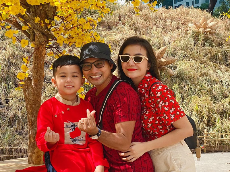 Huỳnh Đông hết mực chiều chuộng con. Khi ở nhà, công việc chính của anh là chơi với con, tắm cho con.