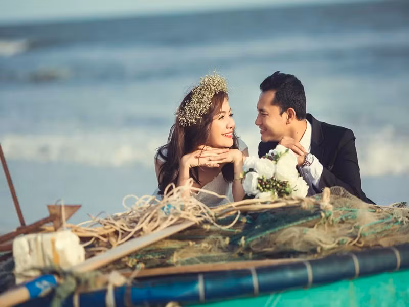  Huỳnh Đông - Ái Châu kết hôn vào ngày 27/1/2015. Mới đây, trên trang cá nhân, Huỳnh Đông viết: "Hành trình 8 năm ngày cưới của gia đình nhỏ tụi em. Tính luôn thời gian quen nhau là 12 năm rồi, mẹ Châu. Mãi bên nhau bạn nhé".