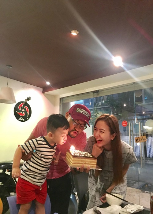 Trong cuộc phỏng vấn với Zing, Huỳnh Đông cho biết, từ khi kết hôn, vợ chồng anh sống hạnh phúc, êm đềm. Cả hai chưa từng rạn nứt hay giận hờn nhau lâu.