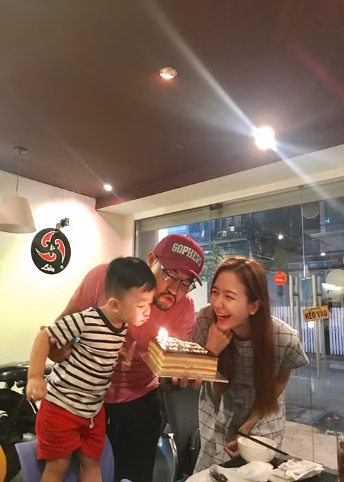 Trong cuộc phỏng vấn với Zing, Huỳnh Đông cho biết, từ khi kết hôn, vợ chồng anh sống hạnh phúc, êm đềm. Cả hai chưa từng rạn nứt hay giận hờn nhau lâu.