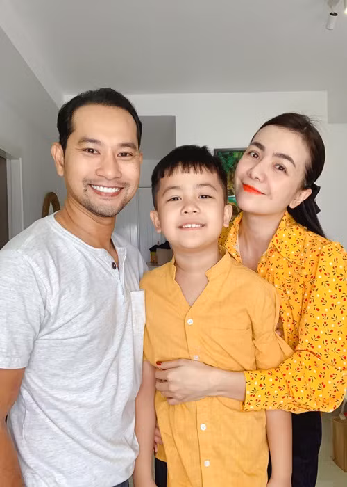 Trong một chương trình, Huỳnh Đông cho biết, hầu hết những quyết định của mình, anh đều nghe theo bà xã.