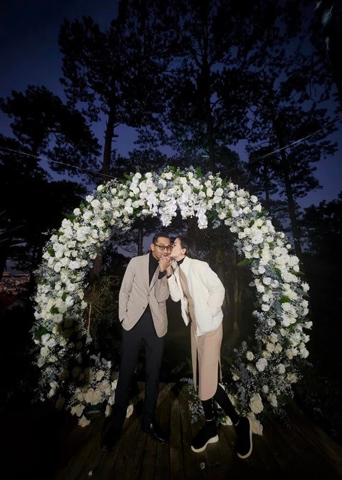 Nhiều người ghen tỵ trước những khoảnh khắc ngọt ngào của vợ chồng Ái Châu.