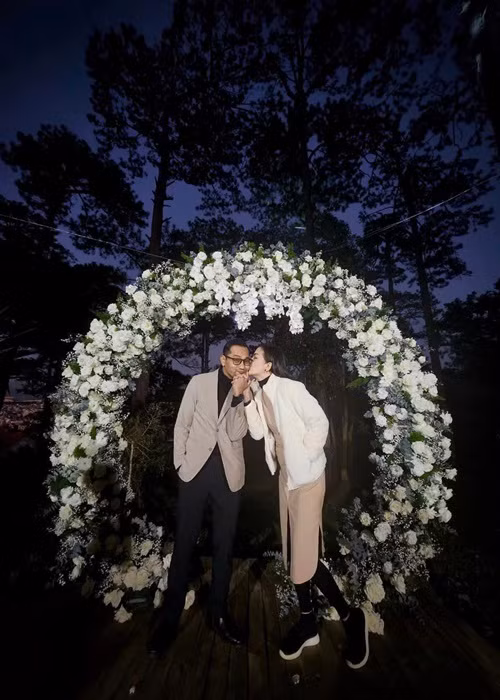 Nhiều người ghen tỵ trước những khoảnh khắc ngọt ngào của vợ chồng Ái Châu.