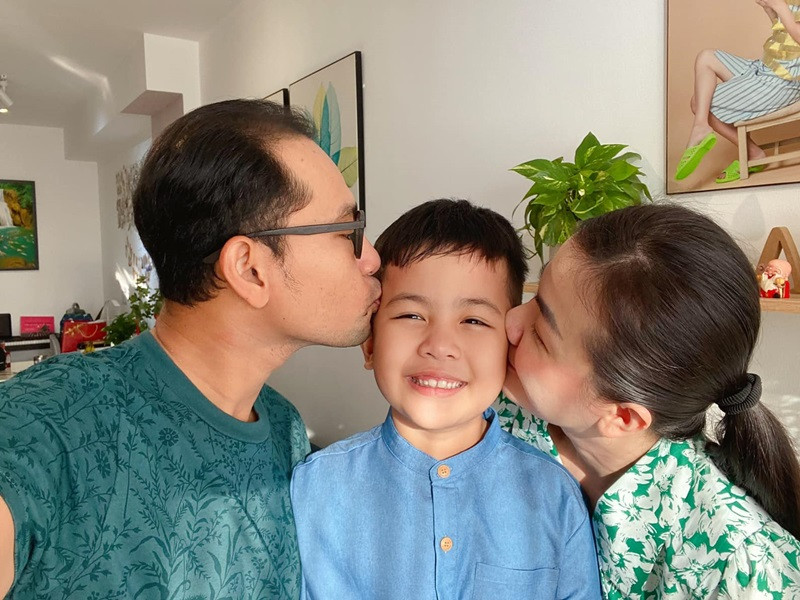 Trước đây, Huỳnh Đông hay lang thang cà phê với bạn bè tới 1-2h đêm mới về, từ ngày có vợ, có con, anh không đi khuya nữa. Nếu có lịch quay phim, Huỳnh Đông xin đạo diễn sắp xếp cho quay sớm để về sớm.