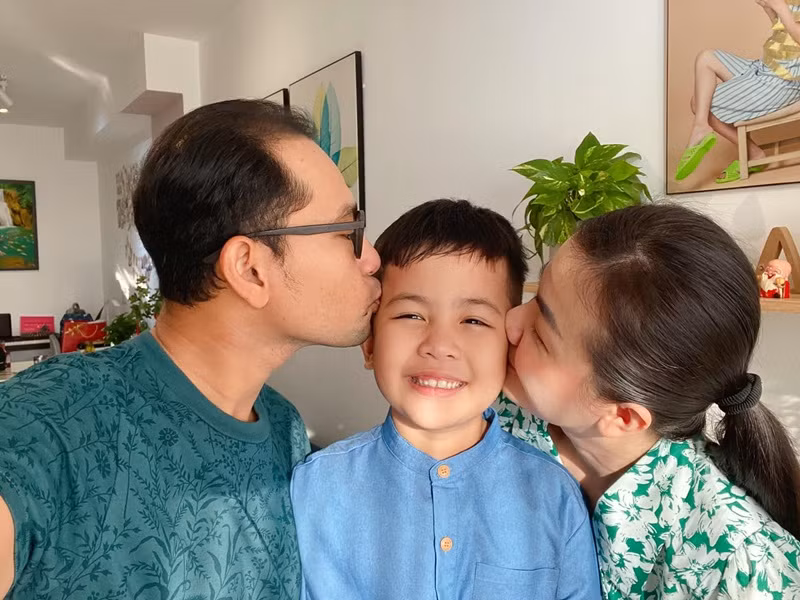 Trước đây, Huỳnh Đông hay lang thang cà phê với bạn bè tới 1-2h đêm mới về, từ ngày có vợ, có con, anh không đi khuya nữa. Nếu có lịch quay phim, Huỳnh Đông xin đạo diễn sắp xếp cho quay sớm để về sớm.